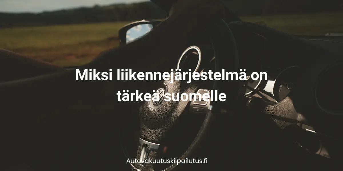 Auton ohjauspyörä jota ohjaa kuljettaja yhdellä kädellä. Kuvassa on otsikko Miksi liikennejärjestelmä on tärkeä Suomelle?